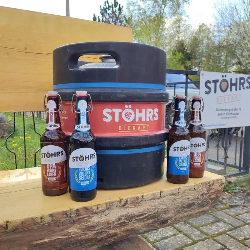 Bierfass mit Stöhr’s-BierArt-Flaschen