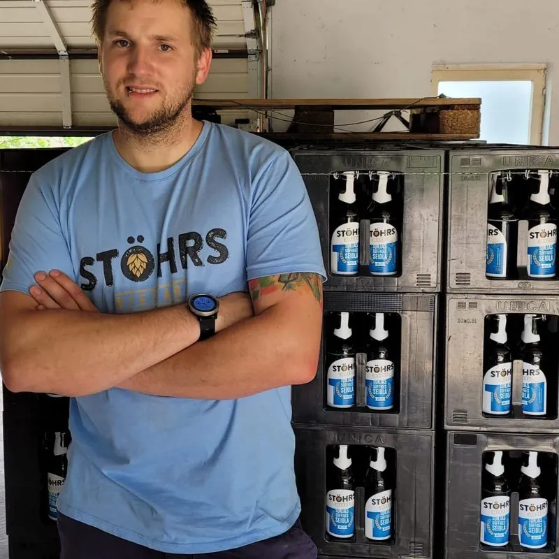 Braumeister Jonas Stöhr vor seinen Bierkisten